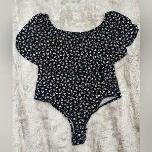 Vibe Bodysuit / black and floral / off shoulder